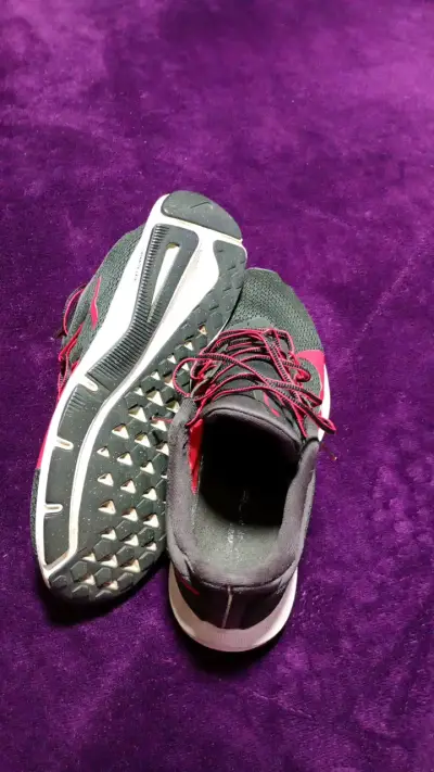 Zapatillas deportivas negras y rojas - miniatura 3