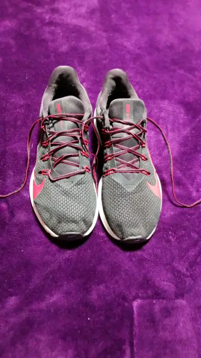 Zapatillas deportivas negras y rojas - miniatura 4