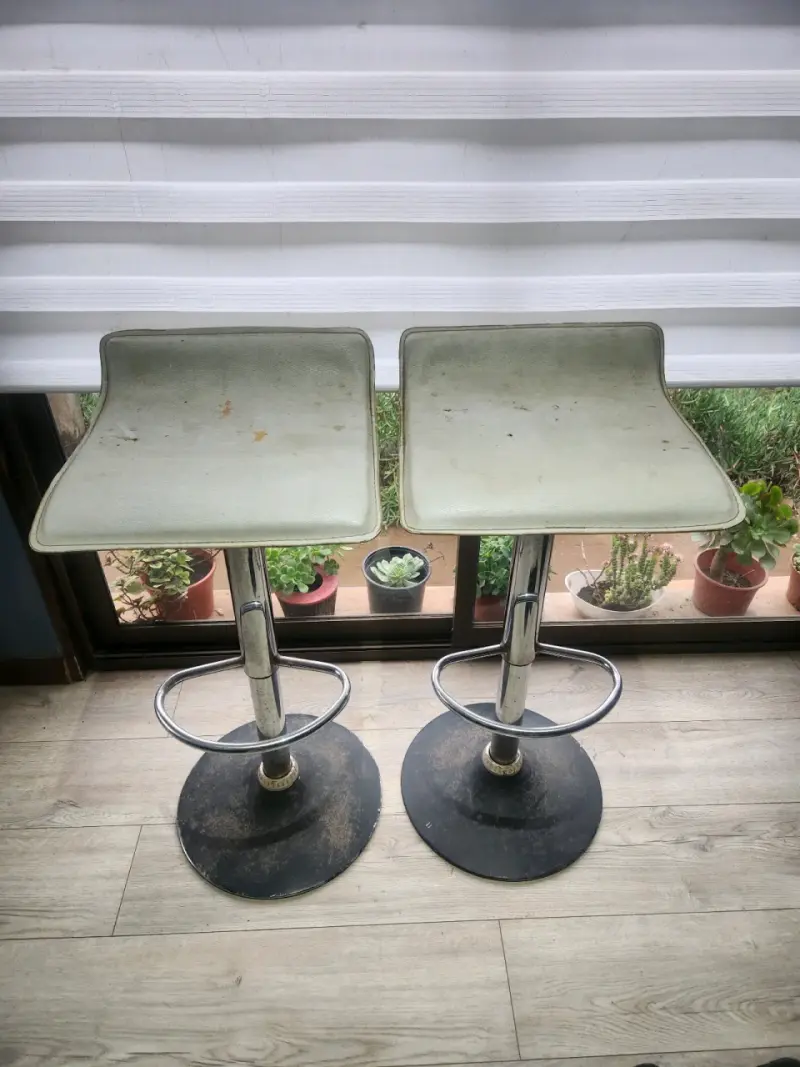 Par de sillas altas de bar metálicas