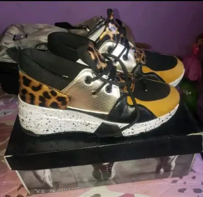 Zapatillas deportivas con diseño animal print - miniatura 4