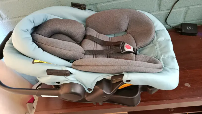Silla de auto para bebé color celeste