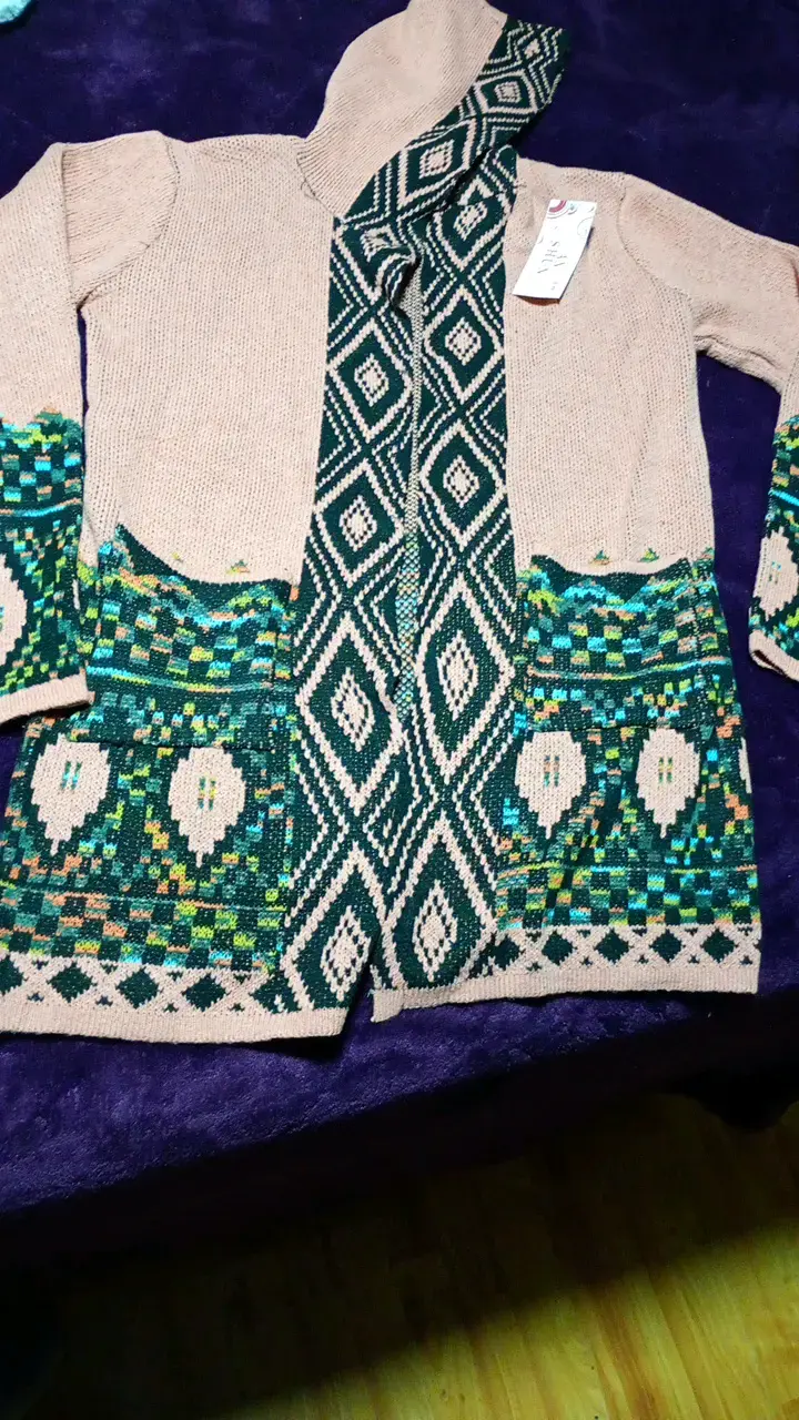 Chaleco tejido con capucha y diseño étnico - 1