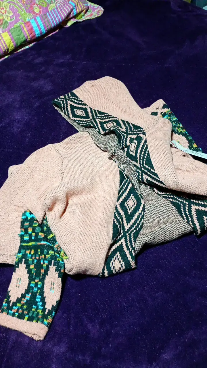 Chaleco tejido con capucha y diseño étnico - 3