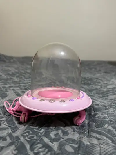 Juguete ovni rosa con cúpula transparente - miniatura 1