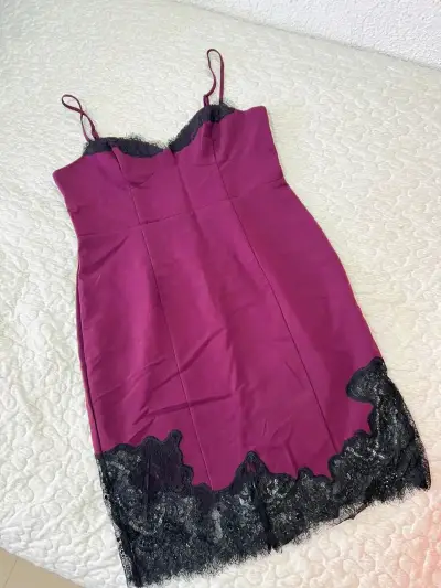 Vestido morado con encaje negro elegante - miniatura 1