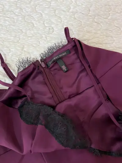 Vestido morado con encaje negro elegante - miniatura 2