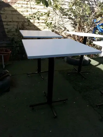 Mesas 60x60cms con base metálica - miniatura 1