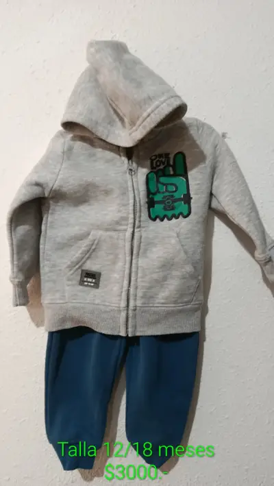 Conjunto de bebé con polerón gris y pantalón azul - miniatura 1