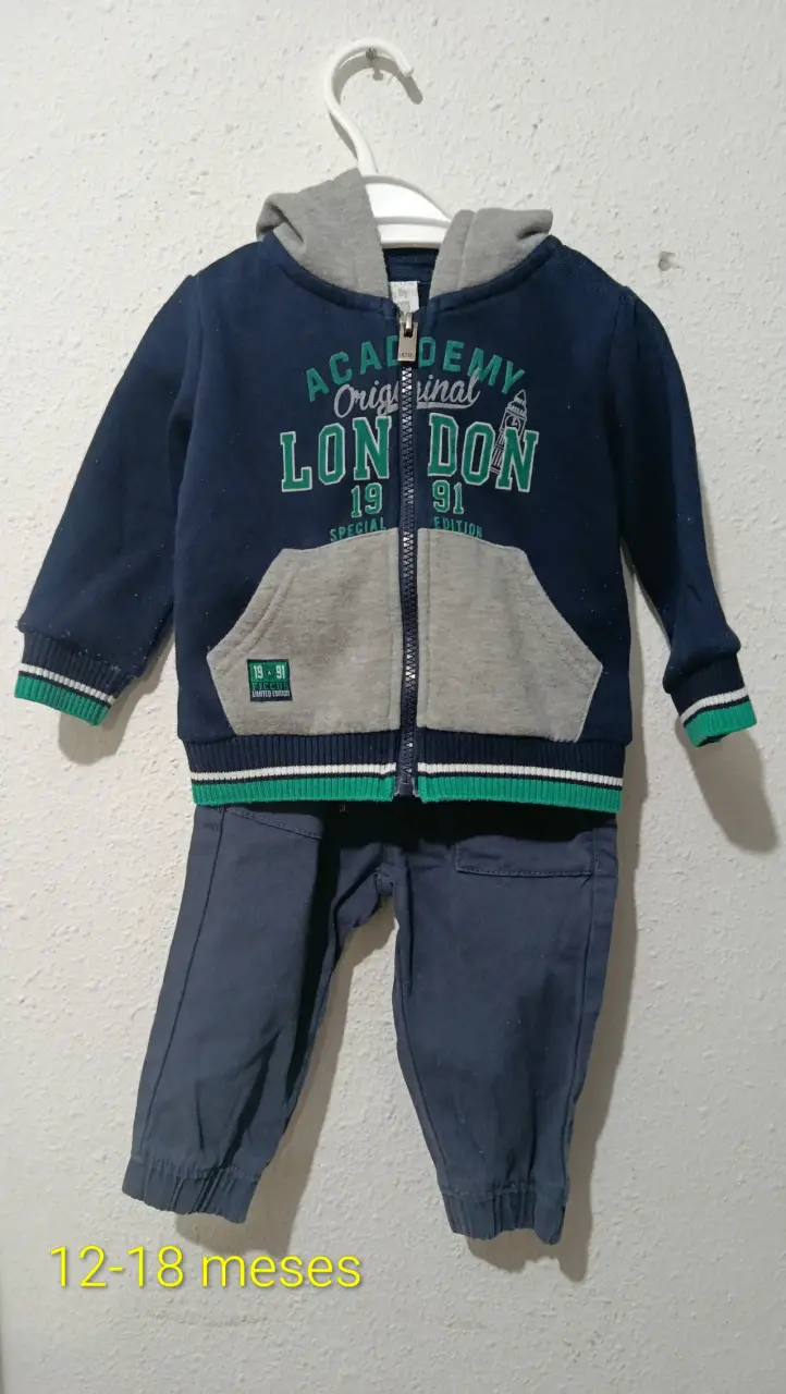 Conjunto de bebé con polerón gris y pantalón azul - 5