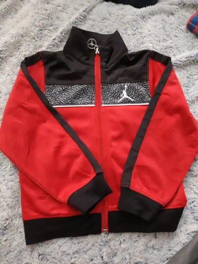 Chaqueta deportiva Jordan roja y negra - miniatura 1