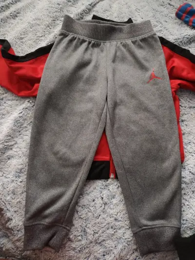 Chaqueta deportiva Jordan roja y negra - miniatura 2