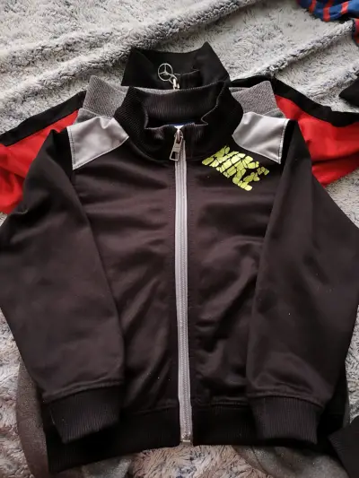 Chaqueta deportiva Jordan roja y negra - miniatura 3