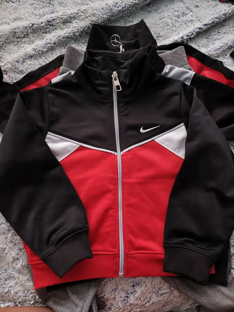 Chaqueta deportiva Jordan roja y negra - 4
