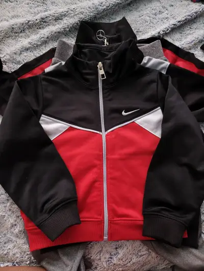 Chaqueta deportiva Jordan roja y negra - miniatura 4