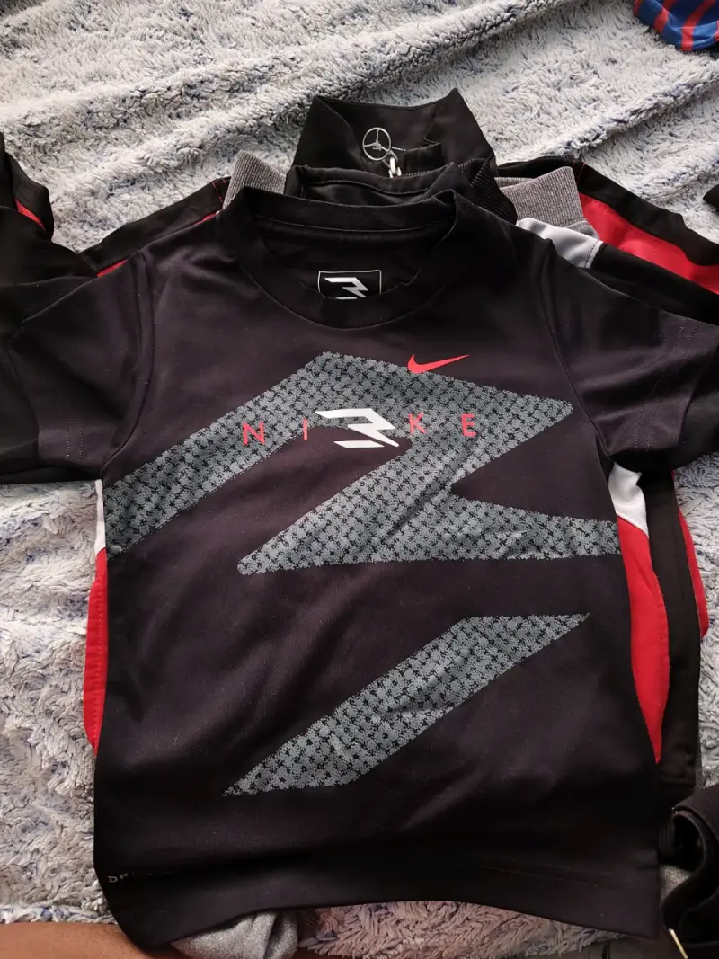 Chaqueta deportiva Jordan roja y negra - 5