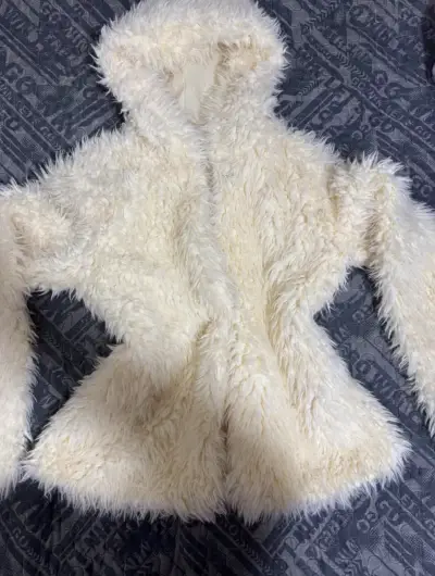 Chaqueta de peluche blanca con capucha - miniatura 1