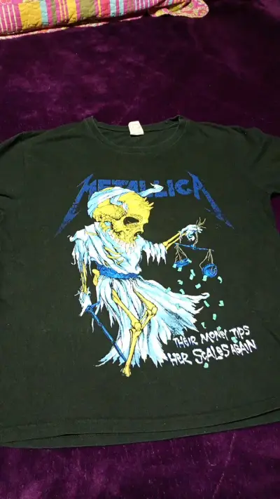 Polera Metallica negra con diseño gráfico - miniatura 1
