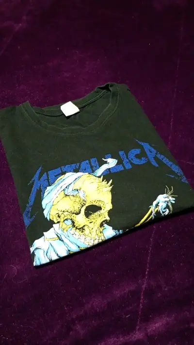 Polera Metallica negra con diseño gráfico - miniatura 4