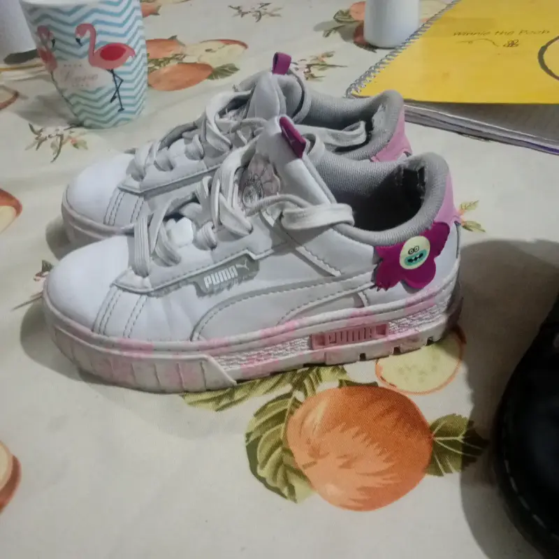 Zapatillas Puma blancas con detalles rosados - 1
