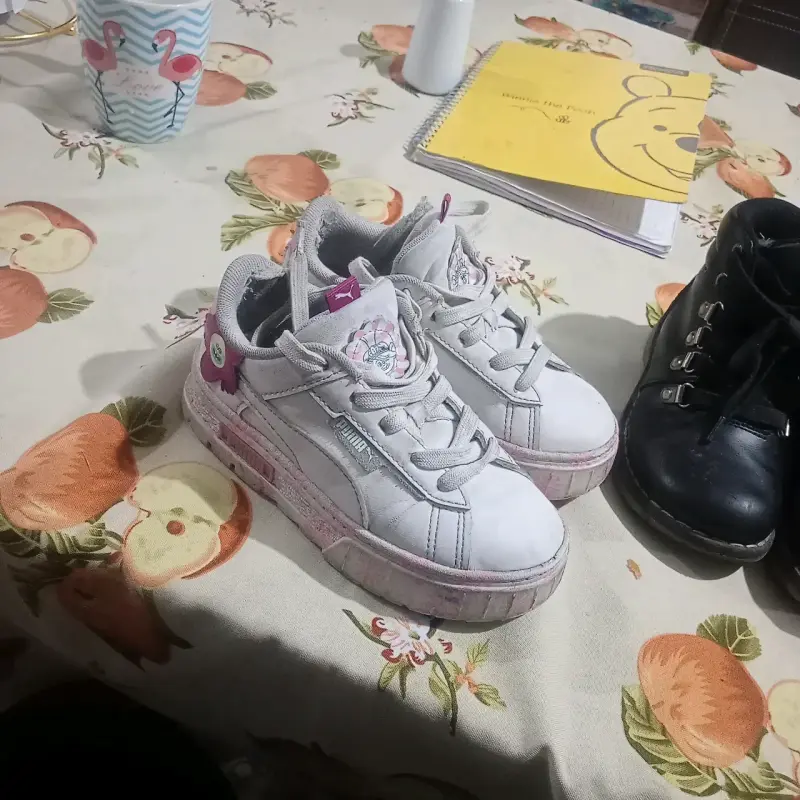Zapatillas Puma blancas con detalles rosados - 2