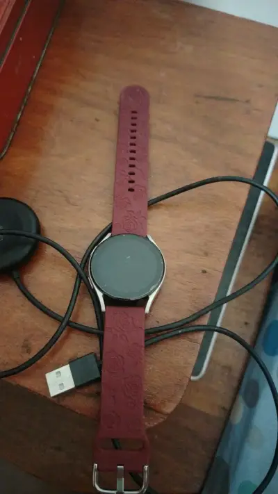 Smartwatch con correa roja y cargador - miniatura 2