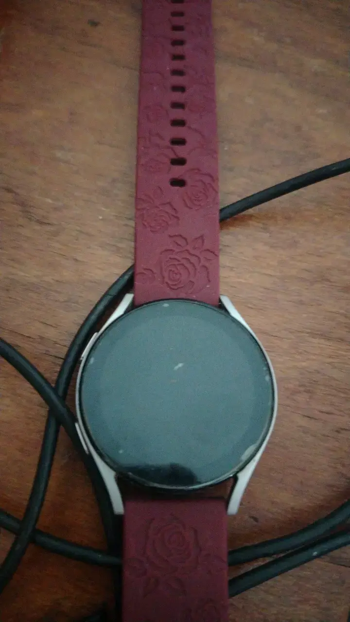 Smartwatch con correa roja y cargador - 3