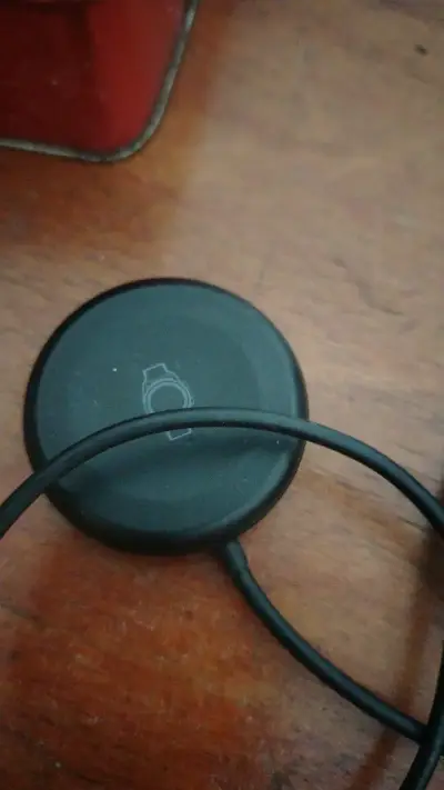 Smartwatch con correa roja y cargador - miniatura 4