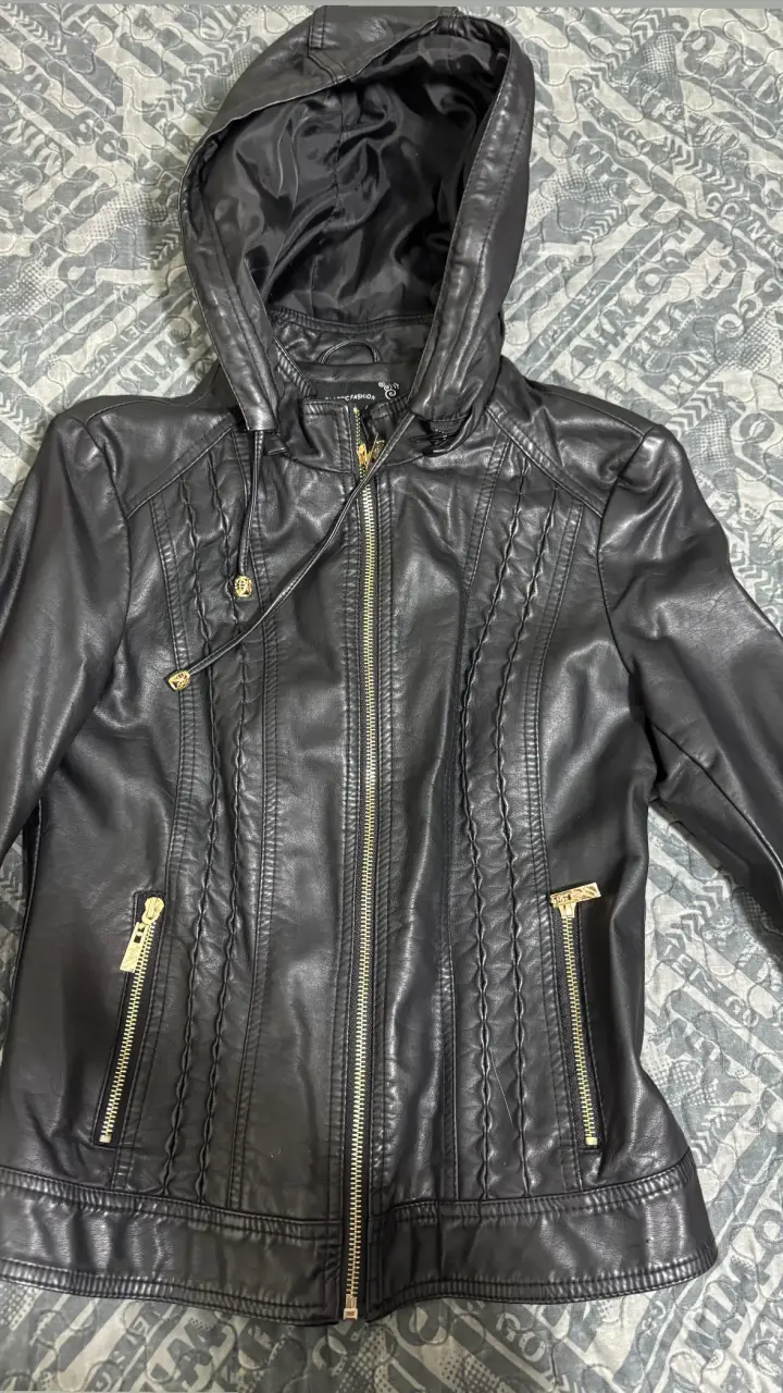 Chaqueta de cuero negra con capucha - 1
