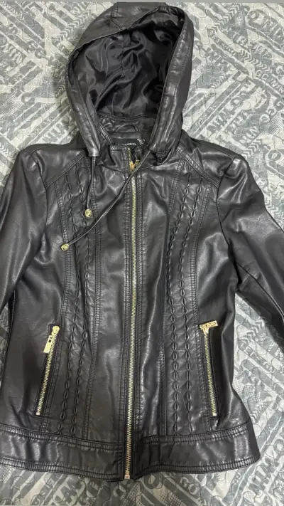 Chaqueta de cuero negra con capucha - miniatura 1