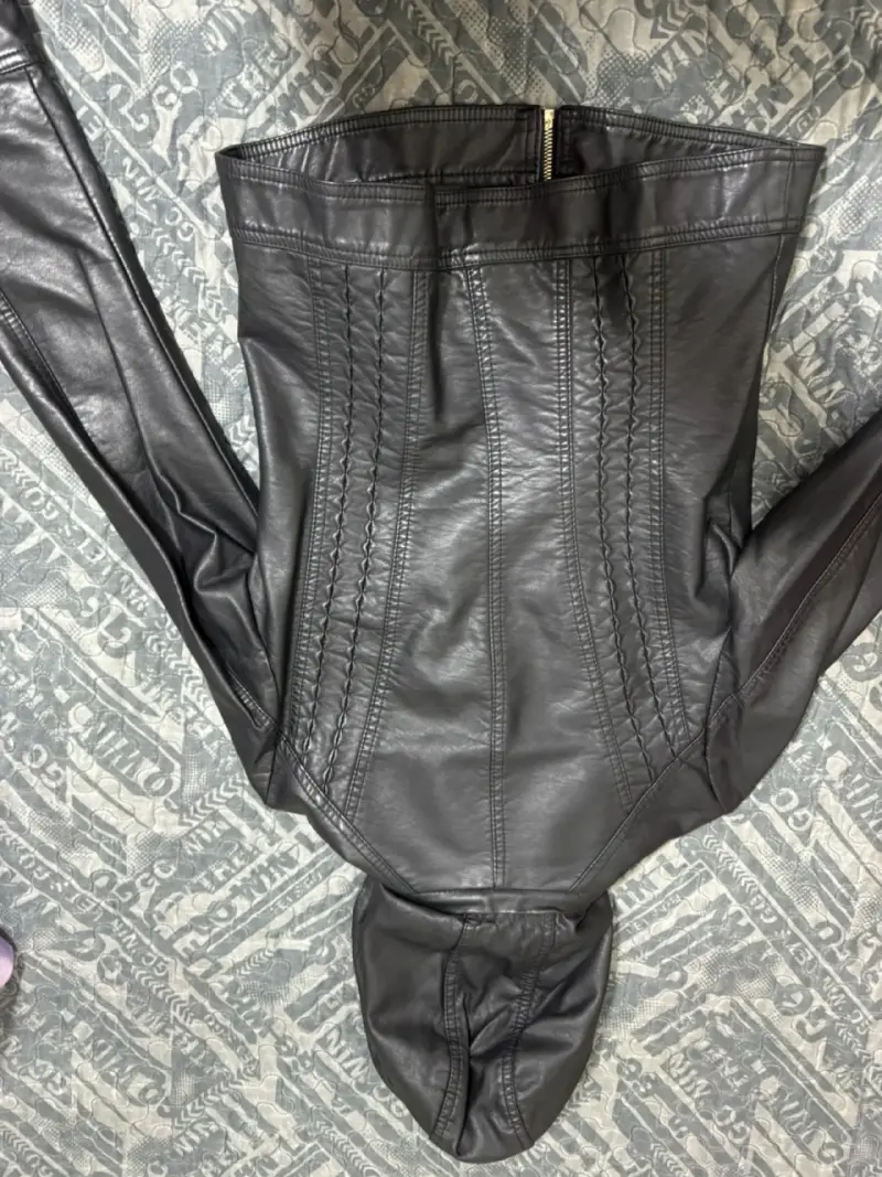 Chaqueta de cuero negra con capucha - 2