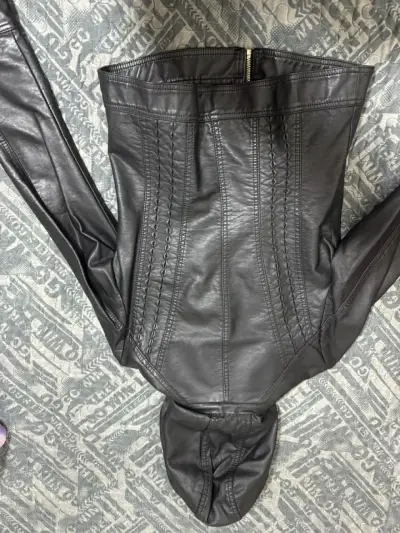 Chaqueta de cuero negra con capucha - miniatura 2