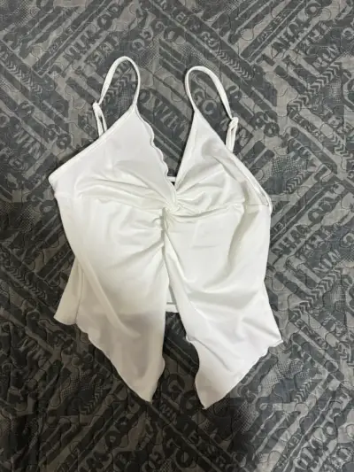 Top blanco con tirantes y diseño fruncido - miniatura 2