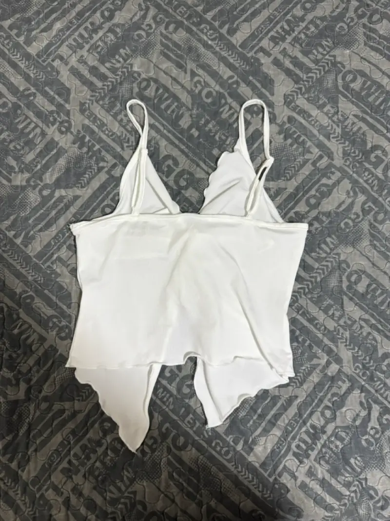 Top blanco con tirantes y diseño fruncido - 3