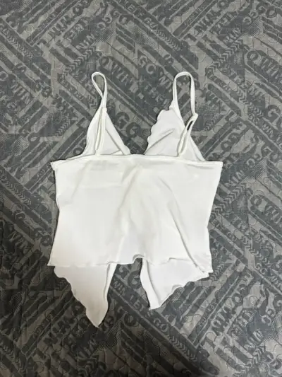 Top blanco con tirantes y diseño fruncido - miniatura 3