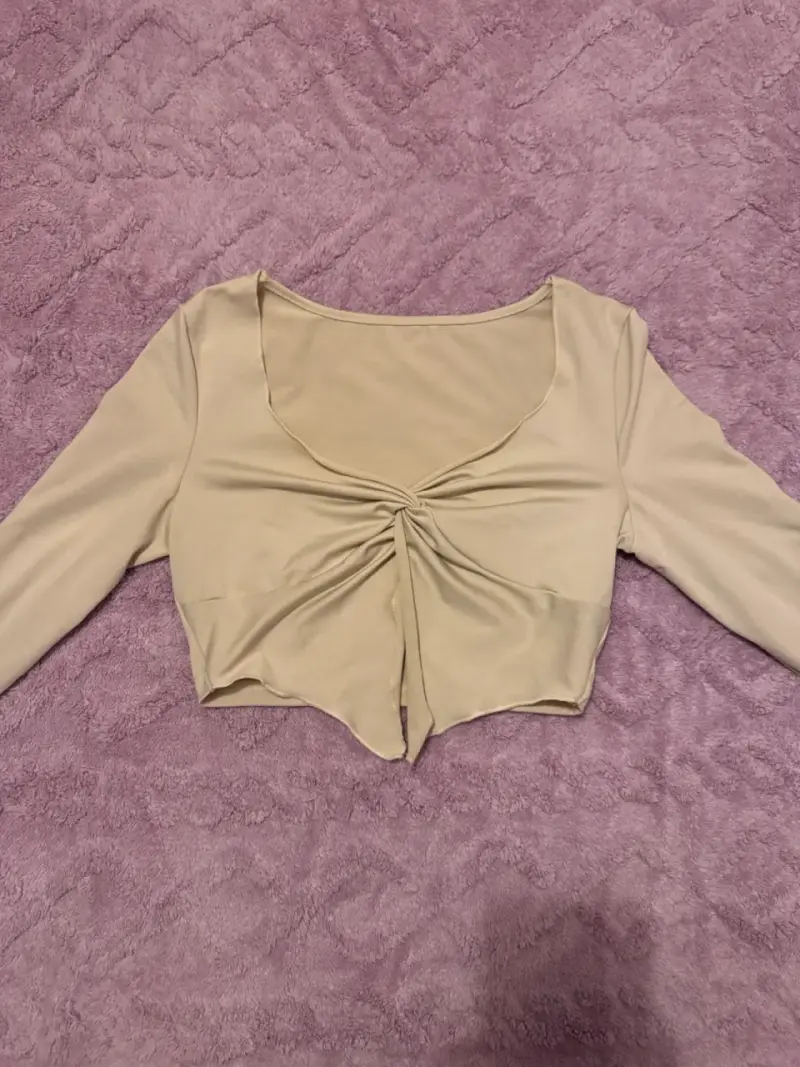 Top beige de manga larga con nudo frontal - 2