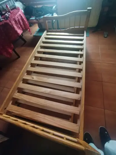 Cama individual de madera en buen estado - miniatura 1
