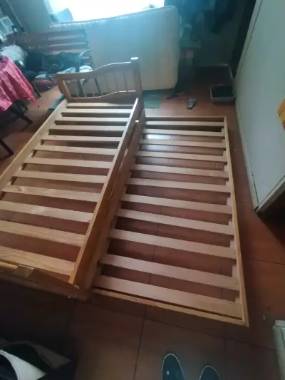 Cama individual de madera en buen estado - miniatura 2