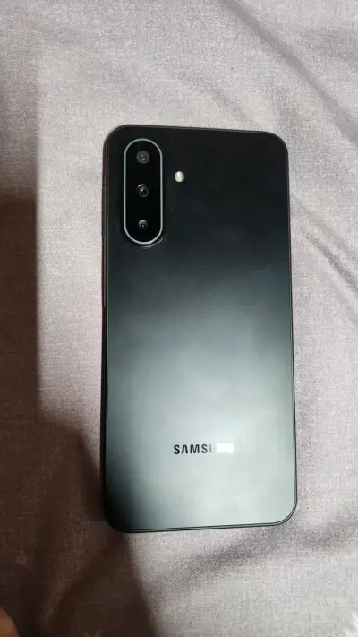 Smartphone Samsung Galaxy A17 en buen estado - miniatura 2