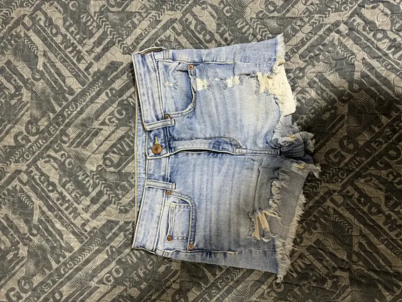 Shorts de mezclilla desgastados para mujer - 1