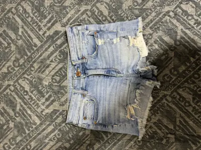 Shorts de mezclilla desgastados para mujer - miniatura 1