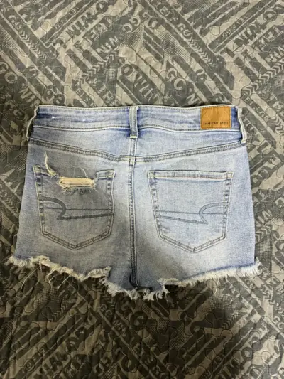 Shorts de mezclilla desgastados para mujer - miniatura 2