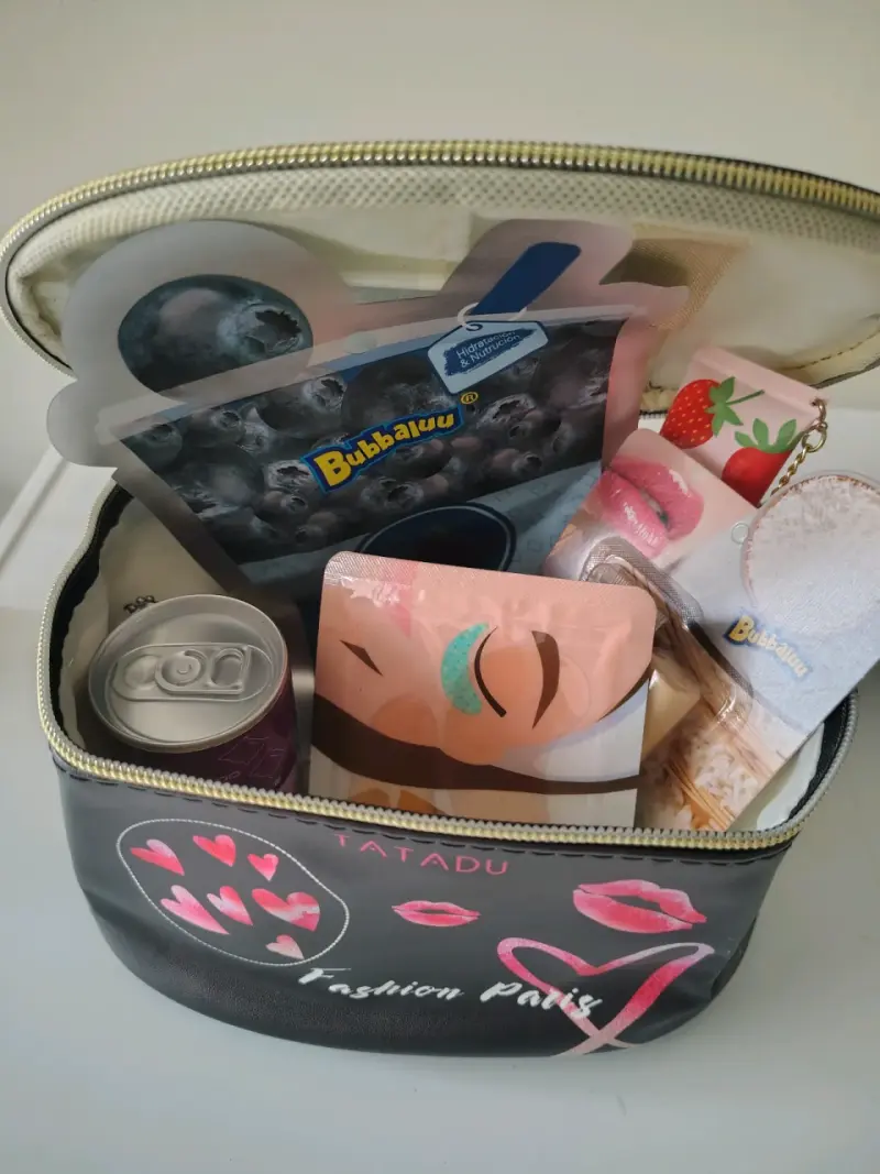 Neceser con productos de cuidado personal - 1