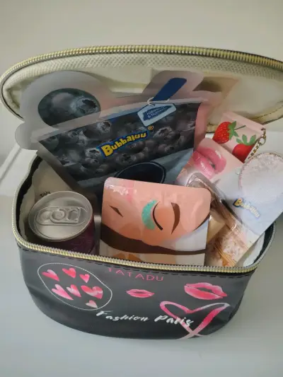 Neceser con productos de cuidado personal - miniatura 1