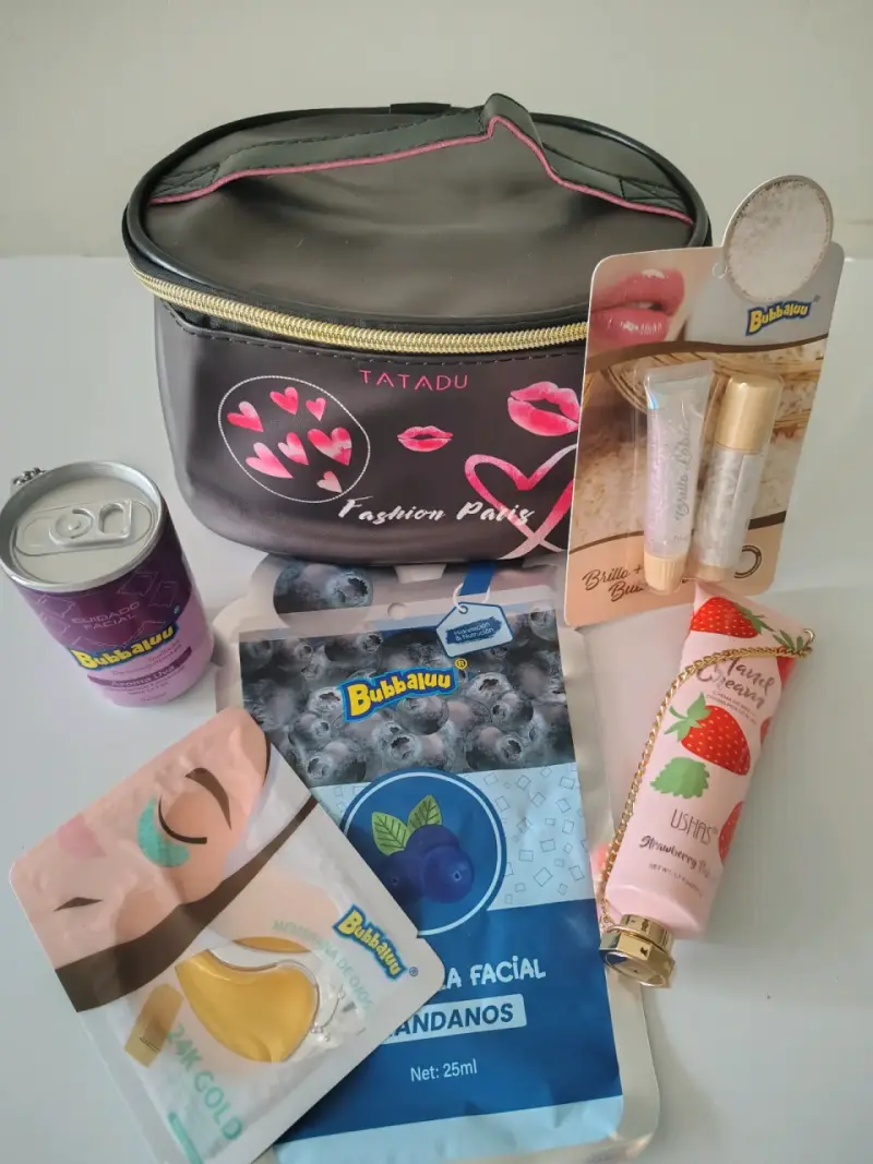 Neceser con productos de cuidado personal - 2