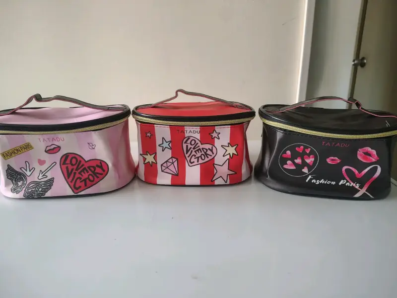Neceser con productos de cuidado personal - 3
