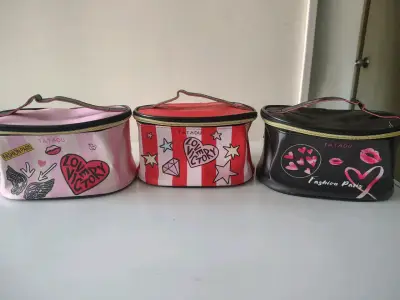 Neceser con productos de cuidado personal - miniatura 3