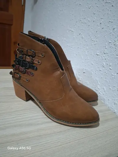 Botines de cuero marrón con hebillas - miniatura 1