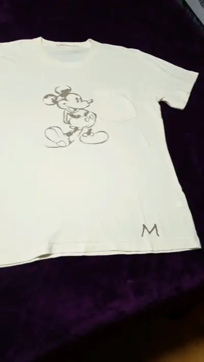Polera blanca hues con diseño de personaje animado - miniatura 1