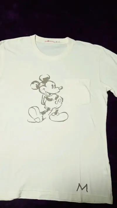 Polera blanca hues con diseño de personaje animado - miniatura 2