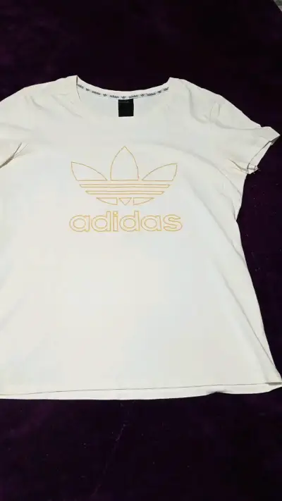 Polera Adidas blanca con logo dorado - miniatura 1